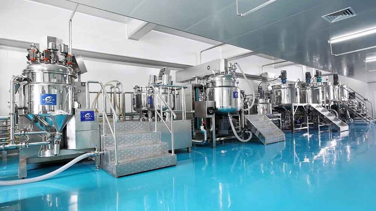 Cleanroom: process vessels inside the Class 100,000 area