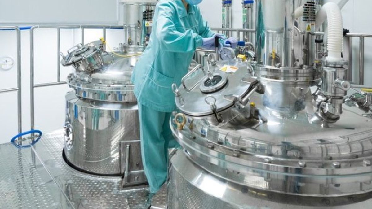 Emulsifying hall: vacuum vessels and operator station