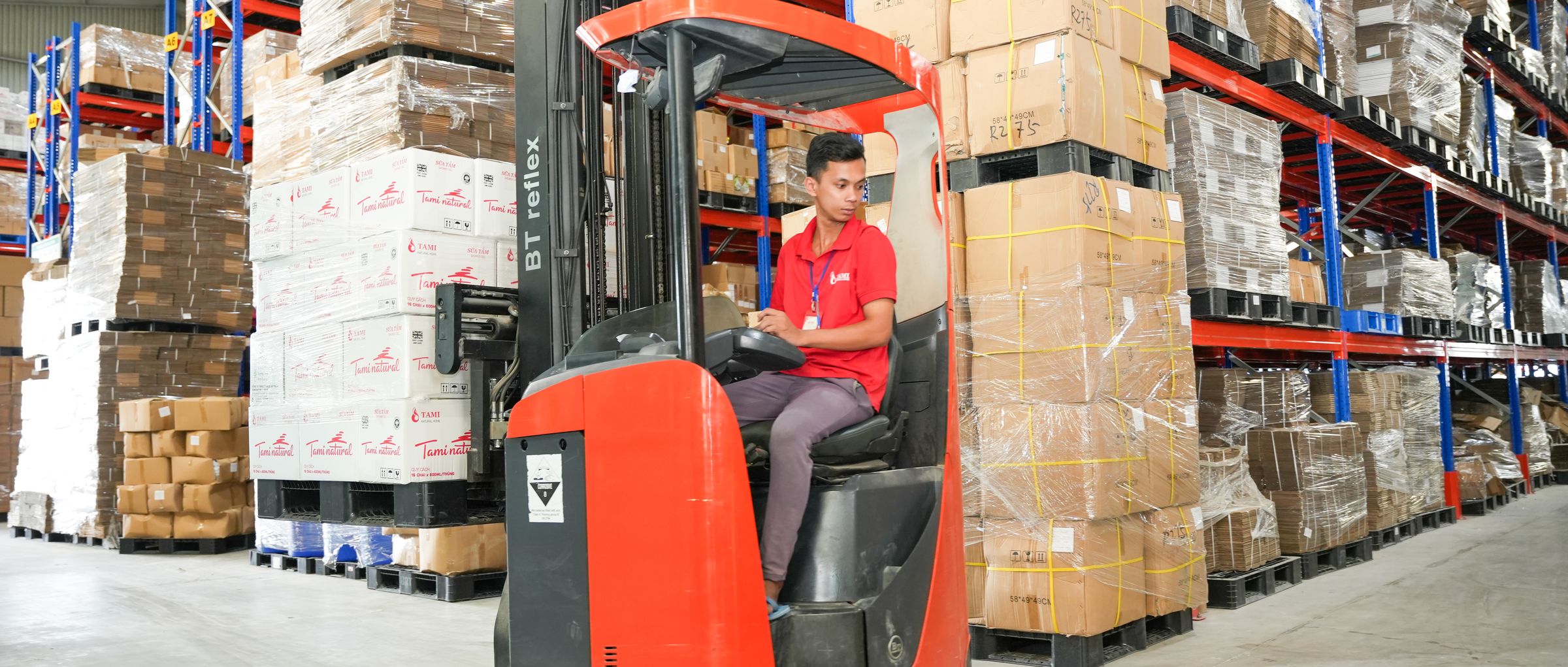 Warehouse: finished goods and raw materials in dedicated zones